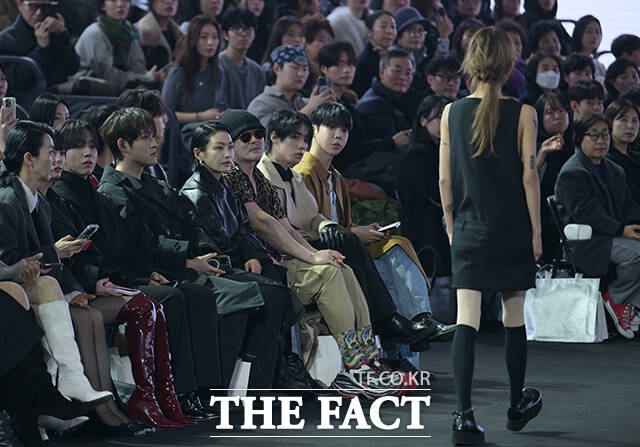 동생 최준희 워킹 바라보는 최환희.