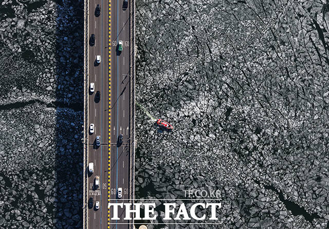 중부지방을 중심으로 강추위가 이어지고 있는 28일 오전 서울 강동구 광나루한강공원 인근 한강에서 119 광나루수난구조대가 얼음을 깨부수며 출동로를 확보하고 있다. /박헌우 기자