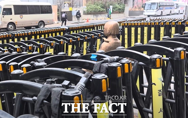 5일 오승혁의 현장은 서울에 설치된 평화의 소녀상들을 취재했다. 4일 수요집회와 위안부법폐지국민운동의 맞불 시위가 진행된 서울 종로구 옛 일본대사관 앞 소녀상이 만일의 사태에 대비해 경찰 바리게이트로 보호 받고 있다. /서울 종로구=오승혁 기자