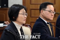  국무총리 발언에 집중하는 이스란 보건복지부 차관과 정구창 성평등부 차관 [포토]