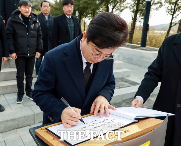 허태정 대전특별시장 예비후보가 6일 경남 김해 봉하마을을 찾아 고(故) 노무현 전 대통령의 뜻을 이어가겠다고 방명록을 작성하고 있다. /허태정 예비후보