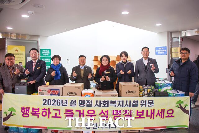 당진시의회는 6일 설 명절을 맞아 당진시립노인요양원과 당진시장애인회관을 방문해 위문품을 전달했다. /당진시의회