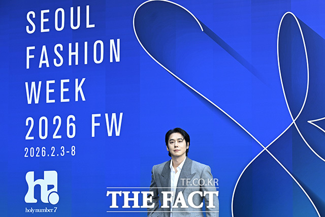 김상혁이 포토월에서 포즈를 취하고 있다.