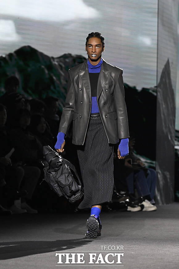 모델이 가방을 들고 있다.