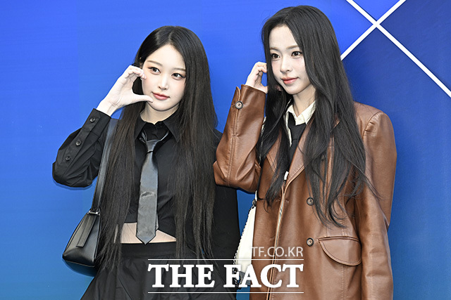 소하와 슈이가 볼하트를 하고 있다.