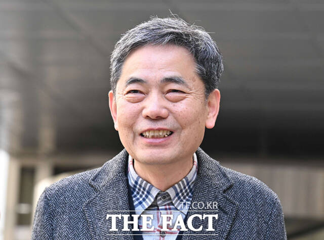 곽상도 전 국민의힘 의원이 6일 서울 서초구 서울중앙지방법원에서 열린 범죄수익은닉규제법 위반 혐의 1심 선고 판결 후 법원을 나서며 취재진 질의에 웃으며 답하고 있다. /이새롬 기자