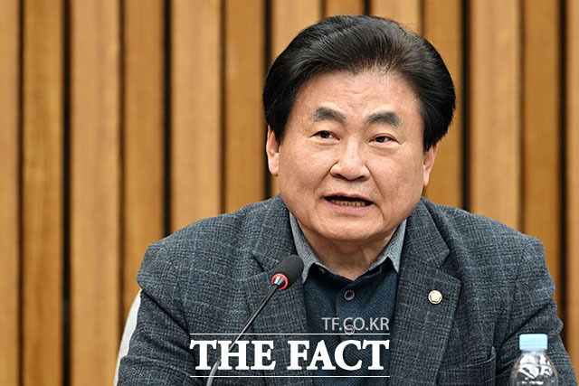 3선의원 간담회에서 발언하는 소병훈 더불어민주당 3선의원 모임 대표.