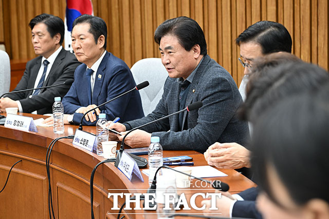 소병훈 더불어민주당 3선의원 모임 대표가 6일 오후 서울 여의도 국회에서 열린 3선의원 간담회에서 모두발언을 하고 있다./국회=남용희 기자