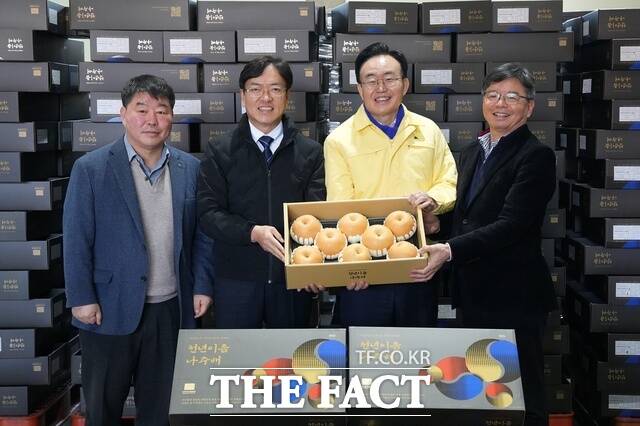 윤병태 시장과 관계자들이 나주시장이 인증하는 천년이음 나주배를 들고 기념사진을 찍고 있는 모습. /나주시