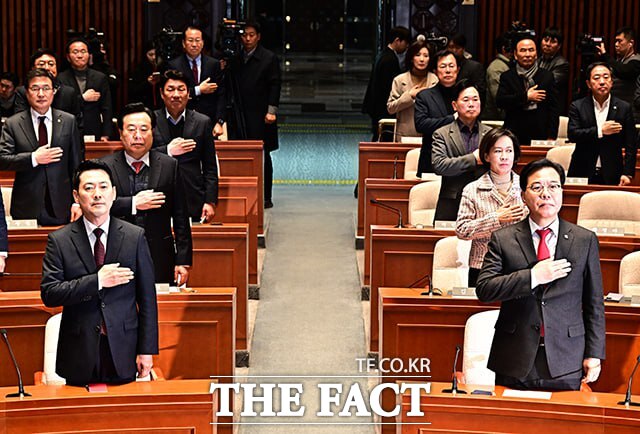 2일 국회에서 열린 국민의힘 의원총회에서 원외 인사인 조광한 최고위원의 회의 참석과 발언권 요청을 두고 반말과 고성까지 오가는 등 극심한 충돌이 벌어진 것으로 알려졌다. 앞쪽부터 장 대표(왼쪽)와 송언석 원내대표. /배정한 기자