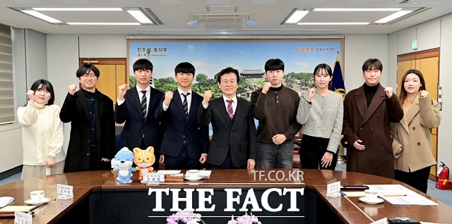 조규일(가운데) 진주시장이 지역 4개 대학 총학생회와 간담회를 갖고 청년과 대학생을 위한 다양한 시책을 공유했다. /진주시