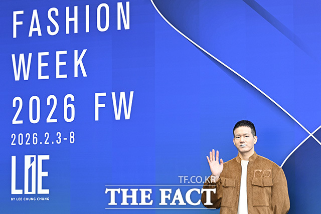 프니엘이 인사를 하고 있다.