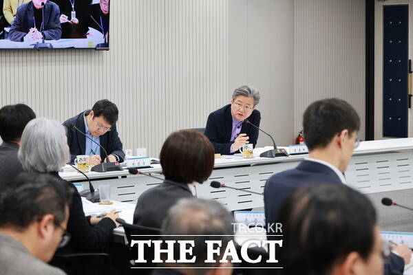 정용래 유성구청장이 6일 열린 주요 업무계획 보고회에서 강조 사항을 전달하고 있다. /대전시 유성구