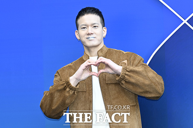 그룹 비투비의 프니엘이 6일 오후 서울 중구 동대문디자인플라자(DDP)에서 열린 2026 F/W 서울패션위크 라이 포토월에 참석해 포즈를 취하고 있다. /송호영 기자