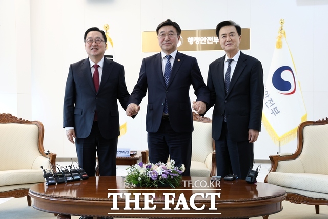 윤호중 행정안전부 장관(가운데)과 김태흠 충남지사(오른쪽), 이장우 대전시장이 6일 정부세종청사에서 행정통합 관련 간담회를 가졌다. /충남도
