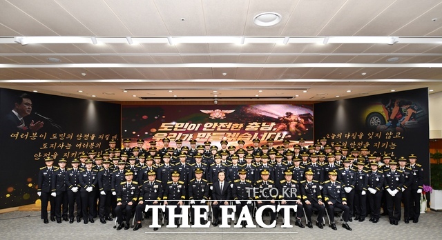 충남소방본부 신임 소방공무원들이 6일 도청 대회의실에서 열린 임용식에서 단체 기념촬영을 하고 있다. /충남도