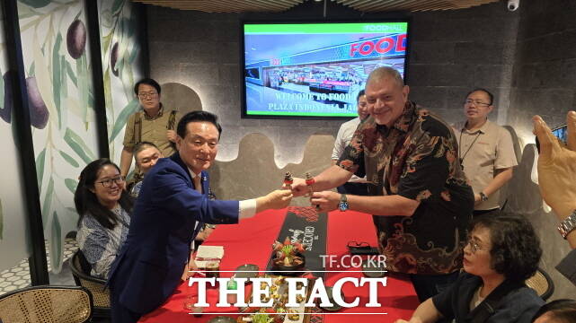 백성현 논산시장(왼쪽)과 로알드 수왓트 더 푸드홀 CEO가 6일(현지시각) 논산 농산물 공급 확대 방안을 협의하고 관계자들과 함께 기념 촬영을 하고 있다. /논산시공동취재단