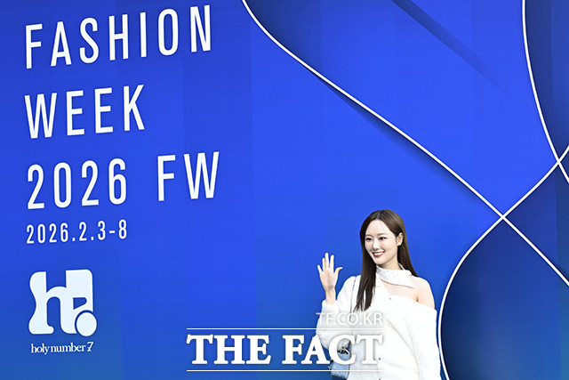 손지영이 인사를 하고 있다.