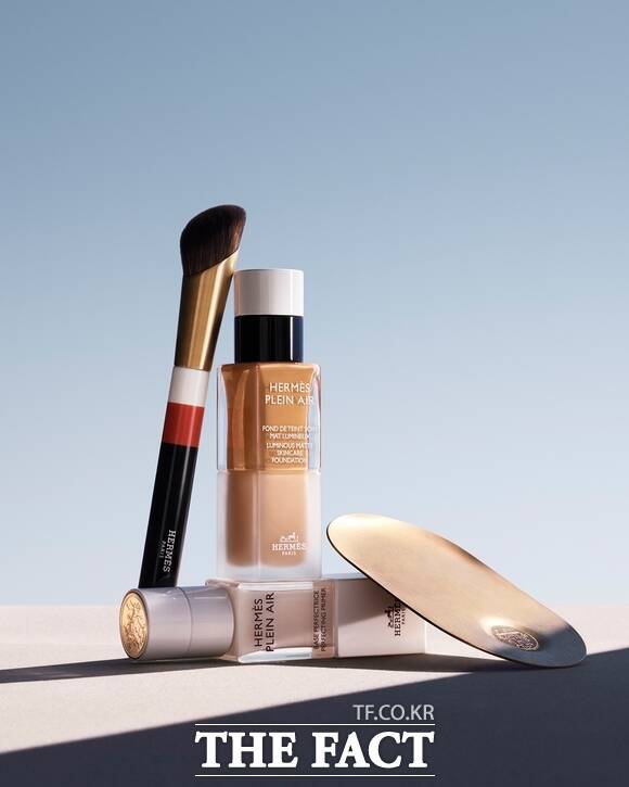 에르메스 뷰티가 브랜드 최초로 선보이는 플랭 에르 루미너스 매트 스킨케어 파운데이션과 전용 브러시 등 메이크업 컬렉션 제품군. /에르메스