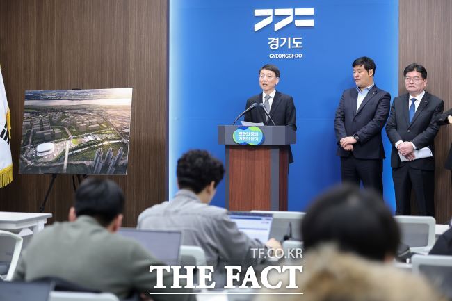 김성중 경기도 행정1부지사가 6일 도청 브리핑실에서 K-컬처밸리 아레나 사업 기자회견을 하고 있다. /경기도