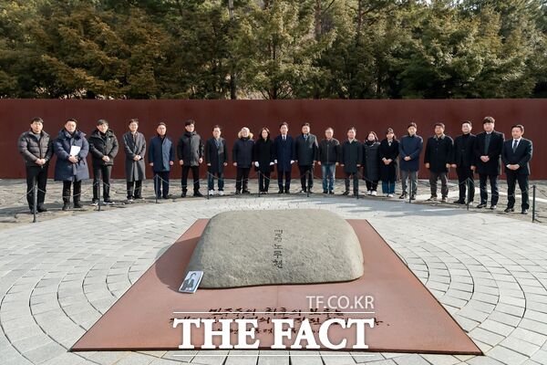 허태정 대전특별시장 예비후보가 6일 대전시의회 방진영 시의원 등 지지자들과 함께 경남 김해 봉하마을을 찾아 고 노무현 전 대통령 묘소를 참배했다. /허태정 예비후보