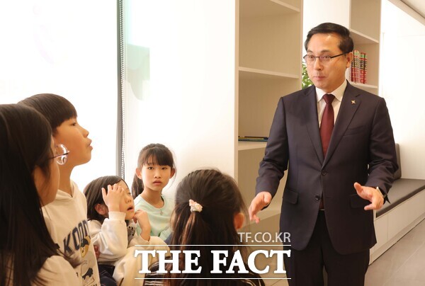 다함께돌봄센터 9호점에서 박희조 동구청장이 아이들과 대화하는 모습. /대전시 동구