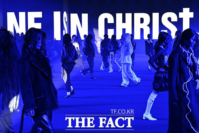 2026 F/W 서울패션위크 홀리넘버세븐 쇼가 6일 오후 서울 중구 동대문디자인플라자(DDP)에서 열린 가운데 모델들이 런웨이를 걷고 있다.