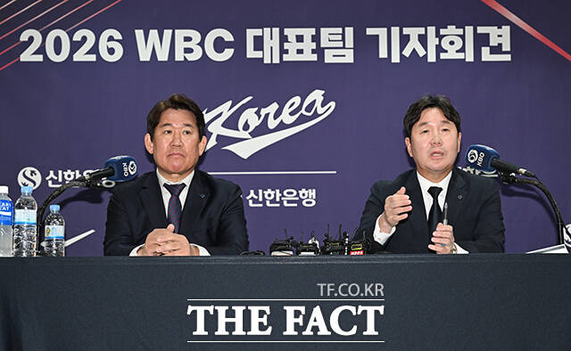 류지현 월드베이스볼클래식(WBC) 대표팀 감독(오른쪽)이 6일 오전 서울 중구 한국프레스센터에서 2026 WBC 대표팀 기자회견을 열고 취재진의 질문에 답하고 있다. /박헌우 기자