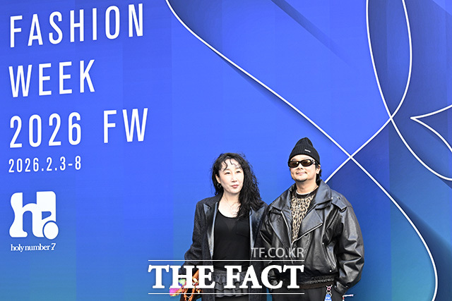 김국희와 류경환 부부가 미소를 짓고 있다