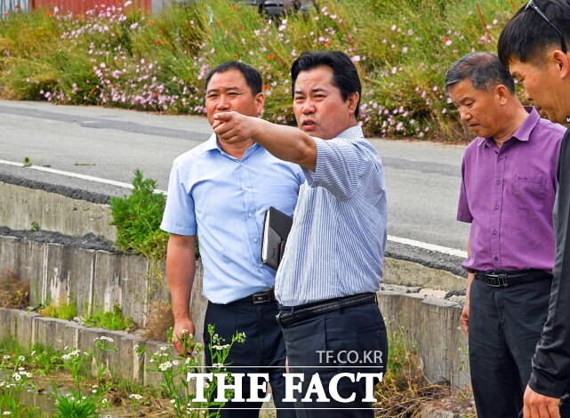 군정을 살피고 있는 박정현 군수. /부여군