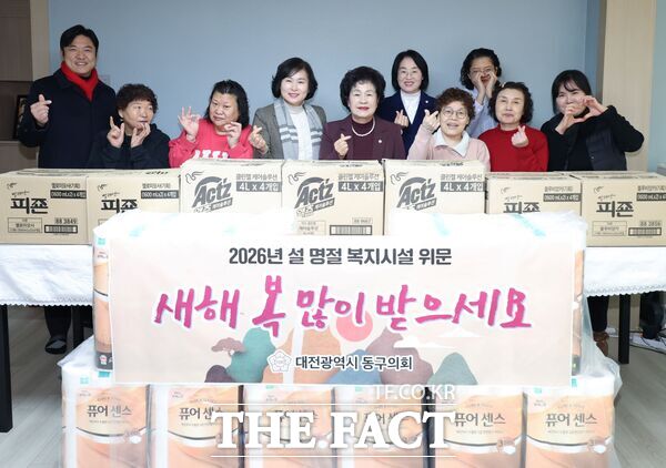 대전시 동구의회가 6일 관내 복지시설 2개소를 방문해 위문품을 전달하고 시설 관계자들을 격려했다. 해찬솔 방문 모습. /대전 동구의회