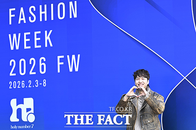 유재필이 손 하트 포즈를 하고 있다.