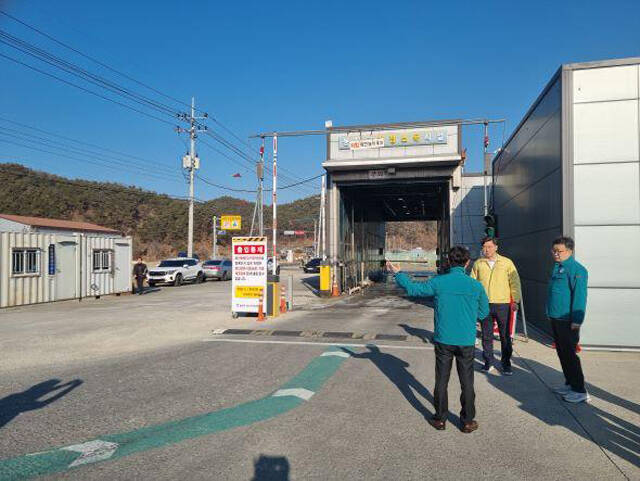 지난달 7일 박찬국 경상북도 농축산유통국장(가운데)이 봉화군 소재 산란계 밀집 사육단지를 찾아 고병원성 조류인플루엔자(AI) 방역 관리 현황을 긴급 점검했다. / 봉화군
