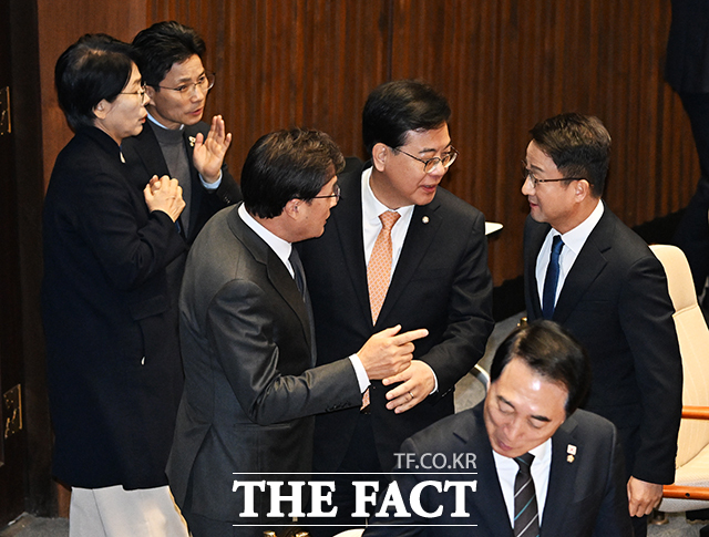 여심위는 불법 여론조사 차단과 신뢰성 제고를 위해 선거여론조사기관 등록 요건을 강화했지만, 인력과 예산 한계로 불법 여부를 선제적으로 들여다보기에 한계가 있다는 지적이 나온다. 사진은 송언석 국민의힘 원내대표와 한병도 더불어민주당 원내대표 등 여야 의원들./배정한 기자