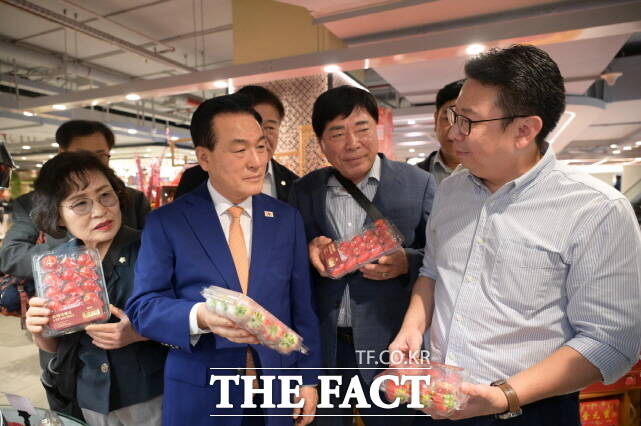 백성현 논산시장이 인도네시아 자카르타 푸드홀 유통매장을 방문하고 있다. /논산시