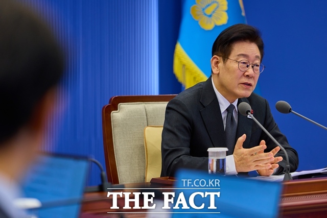 이재명 대통령은 6일 엑스(X·옛 트위터)에 한 언론사 압수수색 기사를 소개하며 주가조작 패가망신이라고 재차 강조했다. 이 대통령이 3일 청와대에서 주재한 제21차 수석보좌관회의에서 발언하고 있다. /청와대