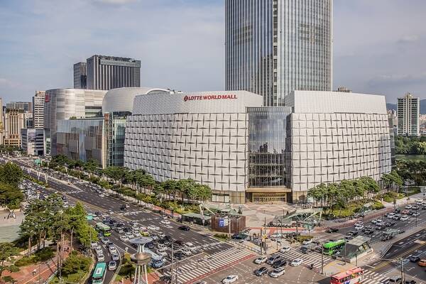 롯데쇼핑은 지난해 영업이익 5470억원을 기록, 전년(4731억원) 대비 15.6% 증가했다. 사진은 롯데백화점 애비뉴엘 전경. /롯데쇼핑