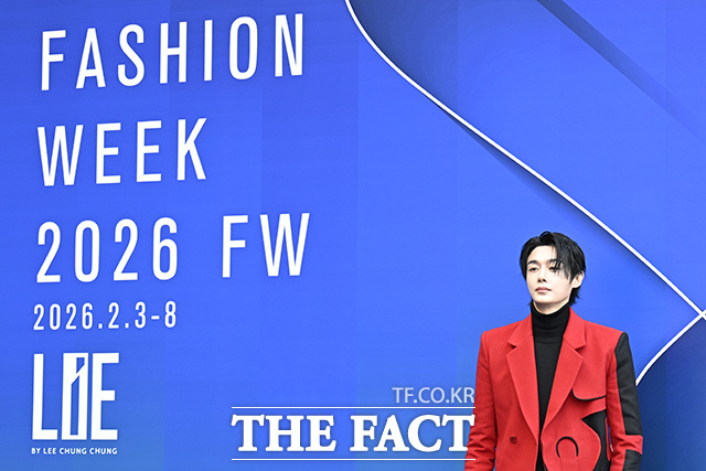 강희가 포즈를 취하고 있다.