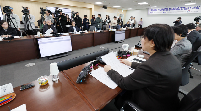 2037년 기준 부족 의사 수가 4262~4800명 부족하다는 모형으로 좁혀졌다. 교육 여건을 감안해 이보다 적게 제시한 정부안을 포함해 다음주 최종 의대증원 규모가 결정된다. 6일 보건복지부는 서울 국제전자센터에서 열린 제6차 보건의료정책심의위원회(보정심)에서 이 같이 논의됐다고 밝혔다. 정은경(오른쪽) 보건복지부 장관이 6일 오후 서울 서초구 국제전자센터에서 열린 제6차 보건의료정책심의위원회에서 발언하고 있다. /뉴시스