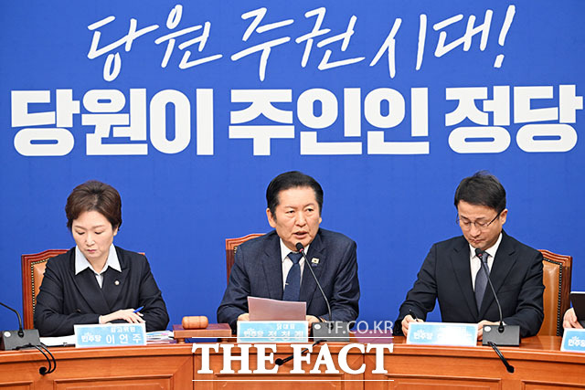 최고위원회의에서 발언하는 정청래 더불어민주당 대표(가운데).