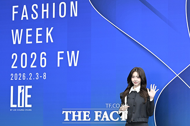 김혜진이 인사를 하고 있다.