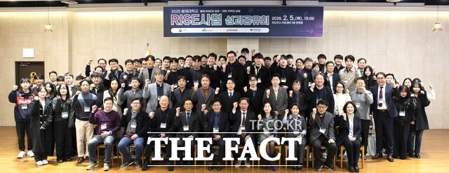 5일 대전 라도무스 아트센터에서 열린 배재대 RISE사업단 성과공유회에서 김욱 배재대 총장, 최문범 대전시 대학정책과장, 기업 관계자 등이 함께 화이팅을 외치고 있다. /배재대