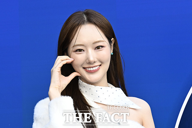 배우 손지영이 6일 오전 서울 중구 동대문디자인플라자(DDP)에서 열린 2026 F/W 서울패션위크 홀리넘버세븐 포토월에 참석해 포즈를 취하고 있다. /송호영 기자