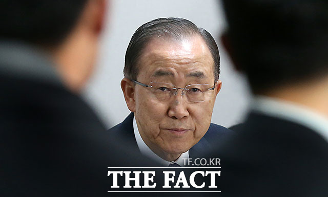 반기문 전 UN사무총장은 박근혜 대통령이 최순실 게이트로 국회에서 탄핵소추 당하면서 조기 대선 분위기가 무르익자, 위기에 빠진 보수 진영의 유력 대권주자로 부상했다. 그러나 1월 12일 귀국 후 2주간 여러 구설에 휘말리면서 지지율이 곤두박질쳤고, 귀국 약 3주 만에 대선 불출마 선언을 하기에 이른다. /더팩트 DB