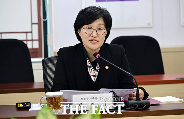 원민경 성평등가족부 장관이 6일 오후 서울 종로구 정부서울청사에서 열린 제3차 AI 성평등 전략 포럼 회의에서 모두발언을 하고 있다. /임영무 기자