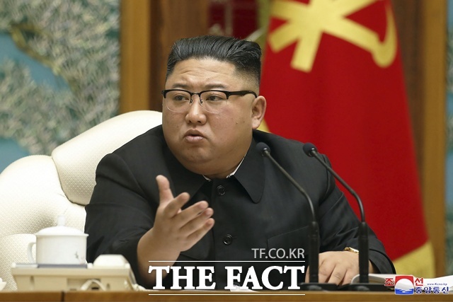 북한 노동당 제9차 당대회가 임박했다. 사진은 2020년 11월 15일 김정은 북한 국무위원장이 평양에서 열린 노동당 정치국 회의에 참석한 모습. /AP, 뉴시스