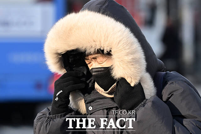 밤부터 기온이 큰 폭으로 떨어지며 전국적으로 다시 추위가 이어진 6일 오전 서울 종로구 광화문네거리를 지나는 시민이 털모자를 고쳐쓰고 있다. /서예원 기자