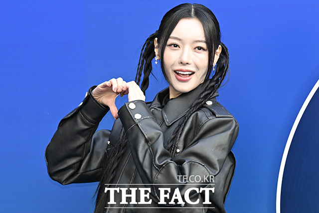 가수 세리가 6일 오전 서울 중구 동대문디자인플라자(DDP)에서 열린 2026 F/W 서울패션위크 홀리넘버세븐 포토월에 참석해 포즈를 취하고 있다. /송호영 기자