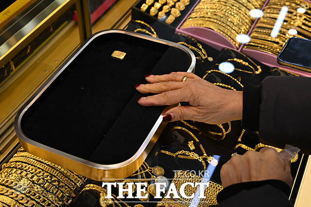 고공행진을 이어가던 금값이 급락과 반등을 오가고 있는 6일 오후 서울 종로구의 한 귀금속 매장에서 고객이 매도할 금 제품을 내놓고 있다. /서예원 기자