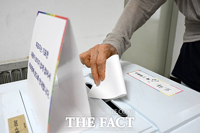 6·3 지방선거를 앞두고 공천 경쟁이 심화되고 있는 가운데 그 틈을 노린 사칭·사기 범죄에 대한 사기 주의보가 필요하다는 지적이 나온다. /서예원 기자